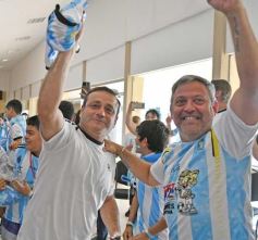 Foto de la galería: Con la ilusión de la Copa, la algarabia de la hinchada de chicos y grandes se hace sentir en cada partido albiceleste