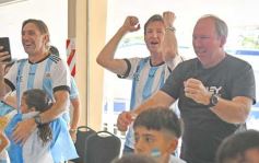 Foto de la galería: Con la ilusión de la Copa, la algarabia de la hinchada de chicos y grandes se hace sentir en cada partido albiceleste