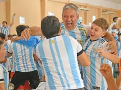 Foto de la galería: Con la ilusión de la Copa, la algarabia de la hinchada de chicos y grandes se hace sentir en cada partido albiceleste