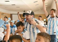 Foto de la galería: Con la ilusión de la Copa, la algarabia de la hinchada de chicos y grandes se hace sentir en cada partido albiceleste