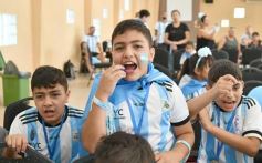 Foto de la galería: Con la ilusión de la Copa, la algarabia de la hinchada de chicos y grandes se hace sentir en cada partido albiceleste