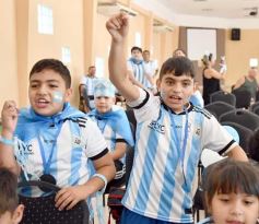 Foto de la galería: Con la ilusión de la Copa, la algarabia de la hinchada de chicos y grandes se hace sentir en cada partido albiceleste