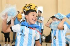 Foto de la galería: Con la ilusión de la Copa, la algarabia de la hinchada de chicos y grandes se hace sentir en cada partido albiceleste