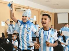 Foto de la galería: Con la ilusión de la Copa, la algarabia de la hinchada de chicos y grandes se hace sentir en cada partido albiceleste