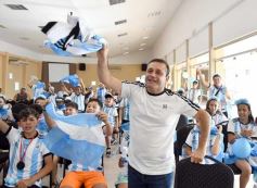 Foto de la galería: Con la ilusión de la Copa, la algarabia de la hinchada de chicos y grandes se hace sentir en cada partido albiceleste