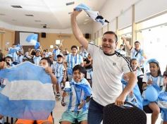 Foto de la galería: Con la ilusión de la Copa, la algarabia de la hinchada de chicos y grandes se hace sentir en cada partido albiceleste