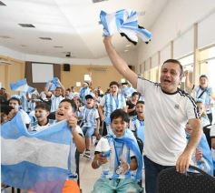 Foto de la galería: Con la ilusión de la Copa, la algarabia de la hinchada de chicos y grandes se hace sentir en cada partido albiceleste