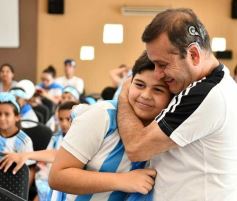 Foto de la galería: Con la ilusión de la Copa, la algarabia de la hinchada de chicos y grandes se hace sentir en cada partido albiceleste