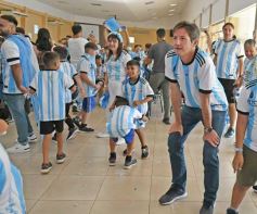 Foto de la galería: Con la ilusión de la Copa, la algarabia de la hinchada de chicos y grandes se hace sentir en cada partido albiceleste