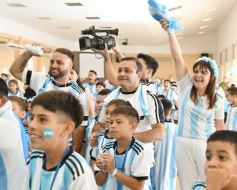 Foto de la galería: Con la ilusión de la Copa, la algarabia de la hinchada de chicos y grandes se hace sentir en cada partido albiceleste