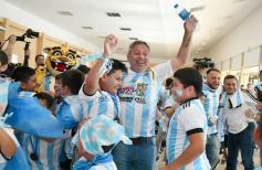 Foto de la galería: Con la ilusión de la Copa, la algarabia de la hinchada de chicos y grandes se hace sentir en cada partido albiceleste