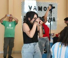 Foto de la galería: Con la ilusión de la Copa, la algarabia de la hinchada de chicos y grandes se hace sentir en cada partido albiceleste