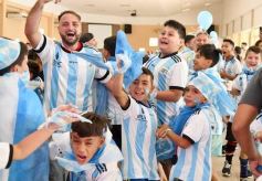 Foto de la galería: Con la ilusión de la Copa, la algarabia de la hinchada de chicos y grandes se hace sentir en cada partido albiceleste