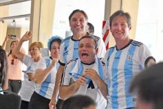 Foto de la galería: Con la ilusión de la Copa, la algarabia de la hinchada de chicos y grandes se hace sentir en cada partido albiceleste