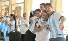 Foto de la galería: Con la ilusión de la Copa, la algarabia de la hinchada de chicos y grandes se hace sentir en cada partido albiceleste