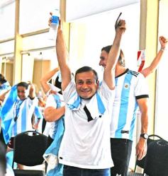 Foto de la galería: Con la ilusión de la Copa, la algarabia de la hinchada de chicos y grandes se hace sentir en cada partido albiceleste