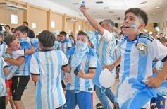 Foto de la galería: Con la ilusión de la Copa, la algarabia de la hinchada de chicos y grandes se hace sentir en cada partido albiceleste