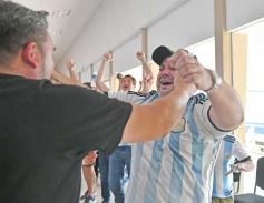 Foto de la galería: Con la ilusión de la Copa, la algarabia de la hinchada de chicos y grandes se hace sentir en cada partido albiceleste