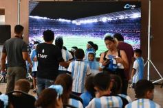 Foto de la galería: Con la ilusión de la Copa, la algarabia de la hinchada de chicos y grandes se hace sentir en cada partido albiceleste