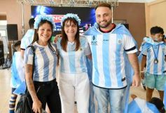 Foto de la galería: Con la ilusión de la Copa, la algarabia de la hinchada de chicos y grandes se hace sentir en cada partido albiceleste
