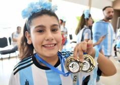 Foto de la galería: Con la ilusión de la Copa, la algarabia de la hinchada de chicos y grandes se hace sentir en cada partido albiceleste
