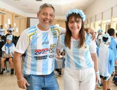 Foto de la galería: Con la ilusión de la Copa, la algarabia de la hinchada de chicos y grandes se hace sentir en cada partido albiceleste