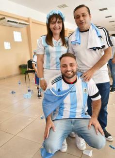 Foto de la galería: Con la ilusión de la Copa, la algarabia de la hinchada de chicos y grandes se hace sentir en cada partido albiceleste