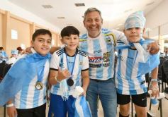 Foto de la galería: Con la ilusión de la Copa, la algarabia de la hinchada de chicos y grandes se hace sentir en cada partido albiceleste