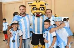 Foto de la galería: Con la ilusión de la Copa, la algarabia de la hinchada de chicos y grandes se hace sentir en cada partido albiceleste