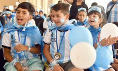 Foto de la galería: Con la ilusión de la Copa, la algarabia de la hinchada de chicos y grandes se hace sentir en cada partido albiceleste