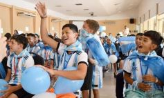 Foto de la galería: Con la ilusión de la Copa, la algarabia de la hinchada de chicos y grandes se hace sentir en cada partido albiceleste