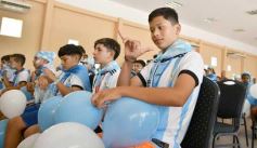 Foto de la galería: Con la ilusión de la Copa, la algarabia de la hinchada de chicos y grandes se hace sentir en cada partido albiceleste