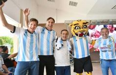Foto de la galería: Con la ilusión de la Copa, la algarabia de la hinchada de chicos y grandes se hace sentir en cada partido albiceleste
