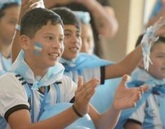 Foto de la galería: Con la ilusión de la Copa, la algarabia de la hinchada de chicos y grandes se hace sentir en cada partido albiceleste