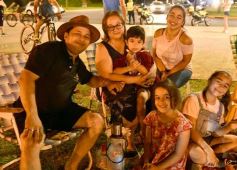 Foto de la galería: Vecinos, familias y músicos fueron parte del convite cultural en la Vigilia por Andresito