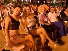 Foto de la galería: Vecinos, familias y músicos fueron parte del convite cultural en la Vigilia por Andresito