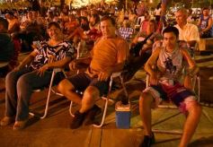 Foto de la galería: Vecinos, familias y músicos fueron parte del convite cultural en la Vigilia por Andresito