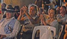 Foto de la galería: Vecinos, familias y músicos fueron parte del convite cultural en la Vigilia por Andresito