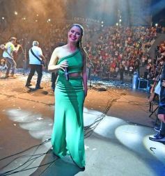 Foto de la galería: Festival del Litoral: postales de la 1ra noche a puro carnavalito de los Tekis y la fiesta del público presente