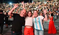 Foto de la galería: Festival del Litoral: postales de la 1ra noche a puro carnavalito de los Tekis y la fiesta del público presente