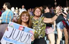 Foto de la galería: Festival del Litoral: postales de la 1ra noche a puro carnavalito de los Tekis y la fiesta del público presente