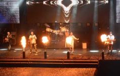 Foto de la galería: Festival del Litoral: postales de la 1ra noche a puro carnavalito de los Tekis y la fiesta del público presente