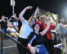 Foto de la galería: Festival del Litoral: postales de la 1ra noche a puro carnavalito de los Tekis y la fiesta del público presente