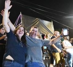 Foto de la galería: Festival del Litoral: postales de la 1ra noche a puro carnavalito de los Tekis y la fiesta del público presente