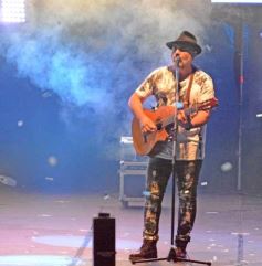 Foto de la galería: Festival del Litoral: postales de la 1ra noche a puro carnavalito de los Tekis y la fiesta del público presente