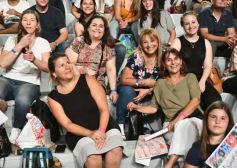 Foto de la galería: Festival del Litoral: postales de la 1ra noche a puro carnavalito de los Tekis y la fiesta del público presente