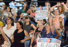 Foto de la galería: Festival del Litoral: postales de la 1ra noche a puro carnavalito de los Tekis y la fiesta del público presente