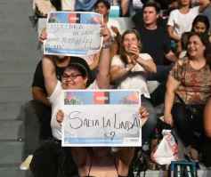 Foto de la galería: Festival del Litoral: postales de la 1ra noche a puro carnavalito de los Tekis y la fiesta del público presente