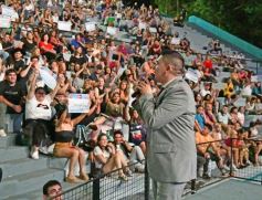Foto de la galería: Festival del Litoral: postales de la 1ra noche a puro carnavalito de los Tekis y la fiesta del público presente