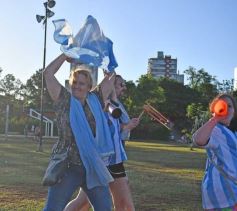 Foto de la galería: Con el pase a la final el sentimiento albiceleste desbordó los festejos de la hinchada posadeña